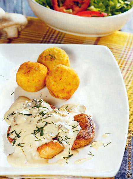 Pollo con salsa de champiñones y croquetas de papa amarilla - Recetas.com.bo