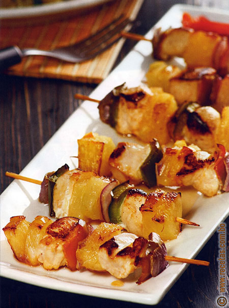 Brochetas de pollo tropicales y verduras salteadas - Recetas.com.bo