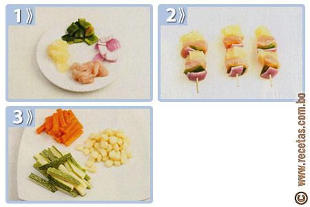 Brochetas de pollo tropicales y verduras salteadas, preparación - Recetas.com.bo