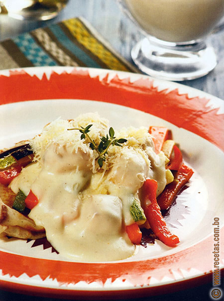 Crepés de pollo en salsa de queso y verduras al vapor y romero - Recetas.com.bo