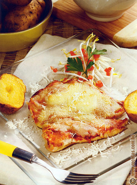 Pollo a la mozzarella con papas doradas y ensalada fresca - Recetas.com.bo