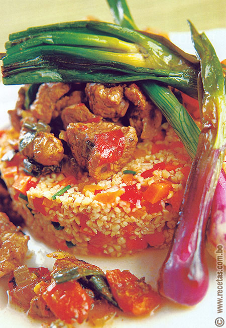 Curry de cordero sobre trigo