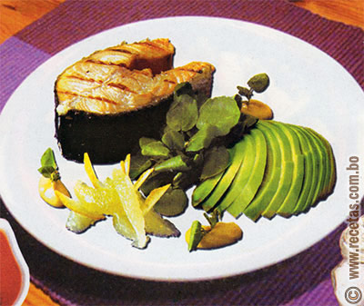 Salmón a la parrilla con salsa