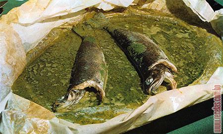 Truchas papillotte con salsa verde