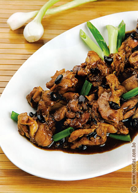 Pollo en salsa de tausí, receta - recetas.com.bo