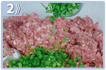 Albóndigas de carne al horno, añadir el cebollín