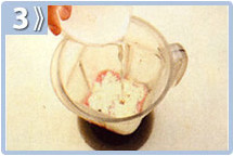 Batir el pure de fresas con leche y azúcar, batido de fresas y almendras