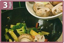 Adicionar los hongos, Berenjenas al wok