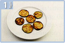 Berenjenas y pasta a la parmesana, cortar las berenjenas y dorarla