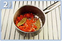 Berenjenas y pasta a la parmesana, cortar la cebolla