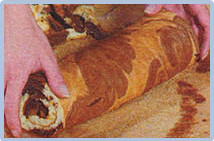 Brazo gitano, rellenar con dulce de leche y enrrollarlo