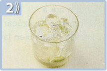 Caipirinha, llenar el vaso con hielo picado