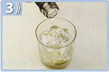 Caipirinha, mezclar y decorar con limón