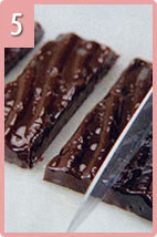 Caramelos de chocolate, desmoldar y cortar en barras