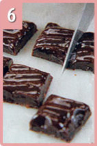 Caramelos de chocolate, cortar las barras en cuadrados