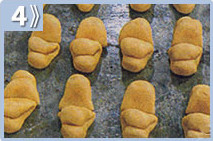 Doblarlas y acomodarlas en una bandeja - Cauquitas galletas