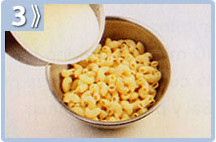 Col braseada con macarrones, mezclar los macarrones