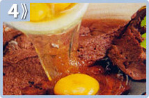 Copa brownie, añadir los huevos y batir