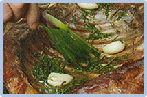 Costillar de cordero, pincelar con el aderezo