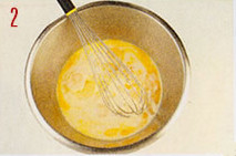 Crema volteada, batir los huevos y agregar las leches