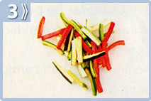 Crepés de pollo, picar las verduras en julianas