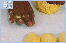 Formar bolitas con la masa - Empanadas de queso