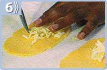 Estirar la masa y colocar el queso - Empanadas de queso