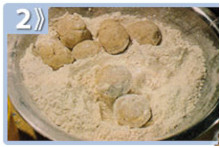 Formar bolitas con la masa - Empanadas benianas fritas