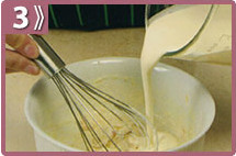 Ensalada de berenjena, agregar el aceite y la crema de leche
