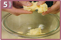 Ensalada de berenjena, picar el queso