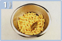 Ensalada de fusilli al pesto, sancochar los fideos