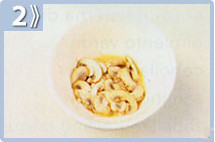 Fetuccini con pollo, saltear los champiñones