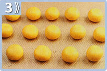 Galletas de gomitas, dejar reposar, luego formar bollitos y hornear