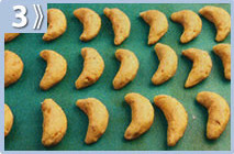 Galletas navideñas, formar medialunas con la masa