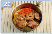 Guiso de cordero navideño, freír cebollas y pimientos