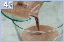 Malteada bicolor, dustribuir el licuado en vasos