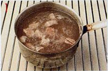 Menestrón limeño, cortar la carne