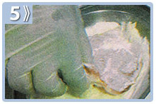 Enharinar los filetes - Milanesa de pollo