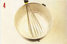 Mousse de maracuyá, batir la crema de leche