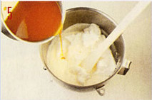 Mousse de maracuyá, batir las claras e incprporar el jugo