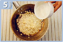 Muffins de manzana, verter el pisco
