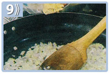 Sofreír la cebolla con mantequilla - Nogada de res
