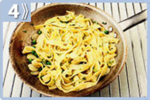 Pasta con habas, incorporar los fideos