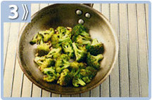 Pavita asada con relleno, dorar los piñones y saltear el brócoli