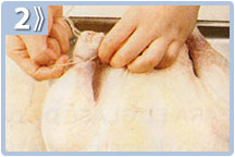 Pavo relleno con uvas, salpimentar el pavo y rellenar