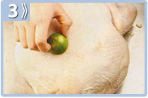 Pavo relleno con uvas, untar con mantequilla y hornear