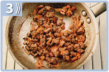 Pavo relleno de frutos secos, freír la carne picada