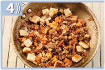 Pavo relleno de frutos secos, añadir la cebolla, apio, frutos secos y otros