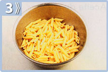 Penne rigati con tomates al horno, sancochar los fideos