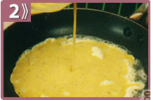 Verter la preparación en una sartén, omelettes con paté de berenjena